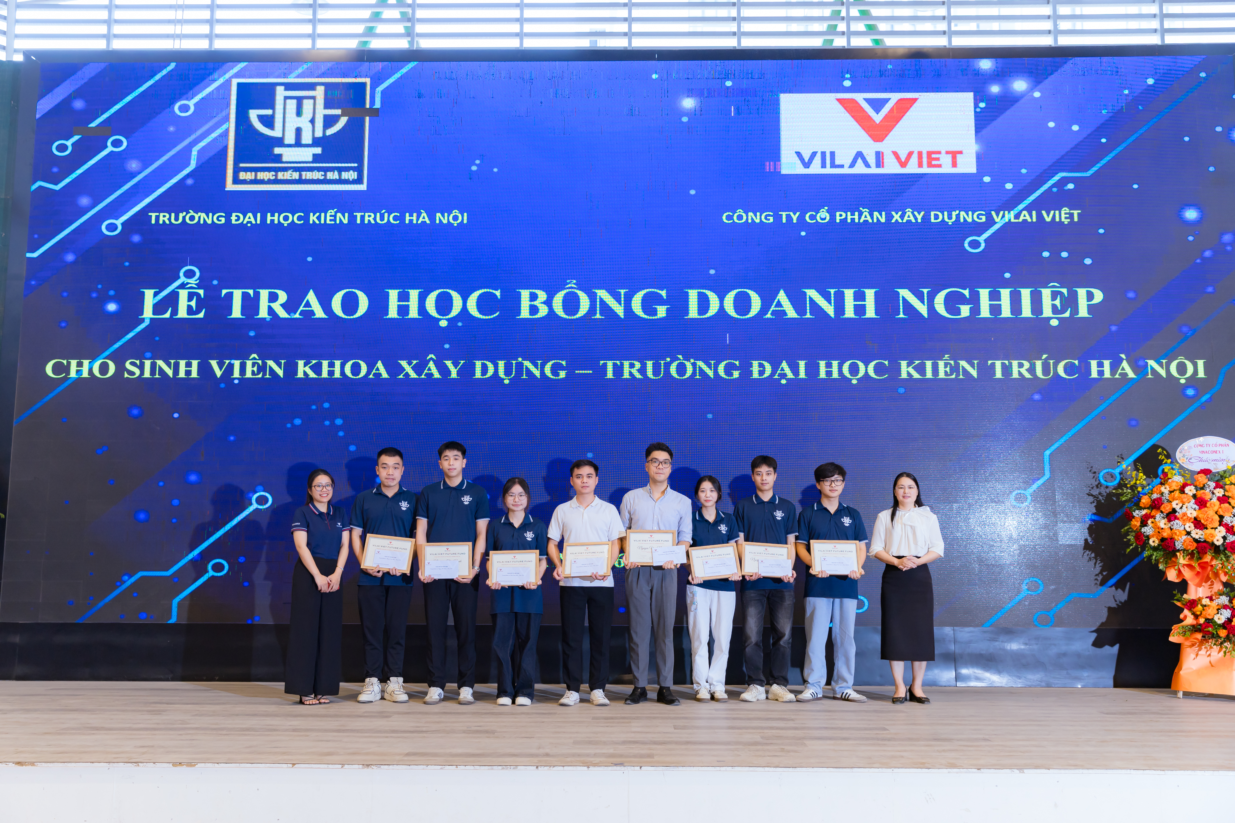 Vilai Viet Future Fund provided 08 scholarships for students with outstanding performance.